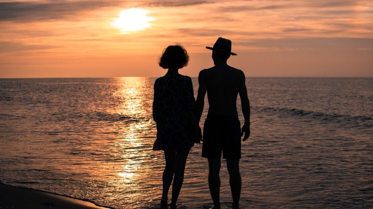 love_romance_relationships_sea_summer_couple_girl_man_hands_sunset_sun_sky_dusk_68259_1920x1080.jpg
